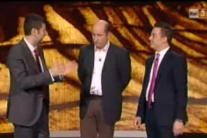 Nei giorni in cui escono le guide, e in cui la critica enoica riflette sul suo ruolo, &egrave; forse il caso di sdrammatizzare un po&rsquo;. Ecco perch&eacute; vi riproponiamo lo sketch tra il &ldquo;sommelier&rdquo; Antonio Albanese, che &lsquo;&lsquo;ride&rdquo; del vino insieme a Luca Gardini