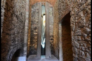 I casi in cui il vino si fa mecenate dell&rsquo;arte contemporanea, per fortuna, in Italia non sono cos&igrave; rari. Ma ce n&rsquo;&egrave; uno, nel cuore del Chianti Classico, che spicca per pionierismo e ricchezza di opere e artisti: &egrave; quello di Castello di Ama