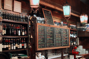 Tempio del vino italiano e mondiale, l&rsquo;Antica Bottega del Vino di Verona, nei giorni di Vinitaly, &egrave; un must per appassionati e protagonisti della scena enoica. Locale che ha ritrovato impulso sotto la propriet&agrave; delle Famiglie dell&rsquo;Amarone d&rsquo;Arte