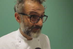 &ldquo;I cuochi, che in questo momento hanno grande visibilit&agrave;, devono fare un passo indietro e spostare i riflettori su ci&ograve; che ha davvero bisogno di essere illuminato, come i numeri dello spreco alimentare. Dobbiamo ripartire dalla cultura&rdquo;