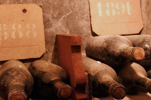 Il nome di Montalcino &egrave; legato al vino almeno dalla met&agrave; del 1500, ma la storia del Brunello &egrave; decisamente pi&ugrave; recente, risale alla seconda parte del 1800, e si intreccia da subito a quella della famiglia Biondi Santi, da Clemente a Ferruccio