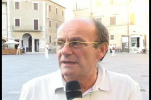 In Italia ci sono sempre pi&ugrave; voci che parlano di vino, ma sempre meno persone che lo bevono, o comunque se ne beve meno. C&rsquo;&egrave; una strana relazione tra questi due fenomeni? Lo abbiamo chiesto a Carlo Cambi di Libero Gusto