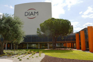 Con il 64% del mercato, il sughero rimane la prima chiusura per le bottiglie di vino, anche grazie alla ricerca, alla base della produzione di Diam: a WineNews il dg dell&rsquo;azienda, Dominique Tourneix, ed il direttore commerciale, Jean Luc Ribot