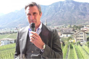 Il vino italiano ha chiuso un 2016 in altalena, con l&rsquo;export al record storico di 5,6 miliardi di euro legato alle ottime performance del Prosecco. E le incognite delle politiche di Usa e Uk che incombono anche sul mondo enoico