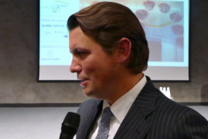 La Cina &egrave; un grande mercato e, se per il vino italiano &egrave; ancora una promessa, per la moda &egrave; gi&agrave; una certezza: cosa pu&ograve; imparare il mondo enoico da quello del fashion? Lo abbiamo chiesto a Salvatore Ferragamo, da anni attivo su entrambi i fronti