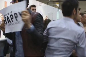 I giorni di Vinitaly, per chiunque, a qualsiasi titolo, lavori nel settore del vino, sono i pi&ugrave; frenetici e pieni dell&rsquo;anno. Ma c&rsquo;&egrave; ance il momento della festa, come il flash mob che ha animato Terra Moretti