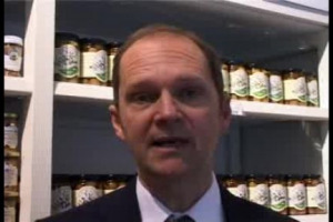 Il mercato del vino negli States &egrave; complesso, perch&eacute; ci sono 50 Stati diversi, ognuno con la sua legge. La pi&ugrave; importante impone agli importatori di vendere a distributori diversi per ogni stato: c&rsquo;&egrave; quindi una rete di distributori da &lsquo;&lsquo;curare&rsquo;&rsquo;