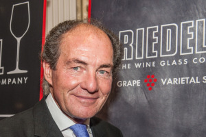 Ad ogni vitigno il suo calice ad hoc: la filosofia che da sempre ispira il lavoro della celebre cristalleria austriaca Riedel. &ldquo;Non possiamo cambiare il vino, ma possiamo valorizzarlo, e gli appassionati lo capiscono&rdquo;. A WineNews George Riedel