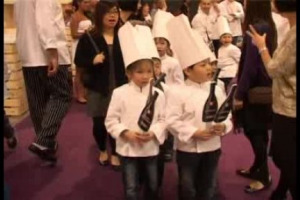 La grande Asia avanza, e si candida ad essere primo mercato per il vino mondiale. E anche l&rsquo;Italia ci scommette forte, passando da Hong Kong. Ma in un continente con pochissima cultura del vino made in Italy, camminare insieme al food &egrave; d&rsquo;obbligo