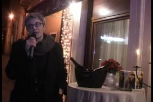 Le vie delle citt&agrave; si illuminano e sul Belpaese cadono i primi fiocchi di neve: il Natale &egrave; alle porte, e per chi produce bollicine, come la trentina Maso Martis, arriva il momento clou dell&rsquo;anno. A WineNews, il rito del sabrage con Roberta Stelzer