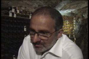 Maurizio Menichetti, artefice di una delle pi&ugrave; belle e celebri cantine della ristorazione italiana, apre a Winenews le porte del suo mondo. Oltre 20.000 bottiglie e location da sogno con vini provenienti dalle regioni pi&ugrave; importanti del mondo