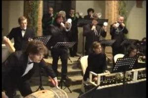 Bottigliofoni, imbutofoni e damigianofoni: sono solo alcuni degli strumenti suonati dalla &lsquo;&lsquo;Divinorchestra&rsquo;&rsquo; di Montepulciano, il primo ensemble musicale che suona strumenti artigianali costruiti attorno al mondo del vino