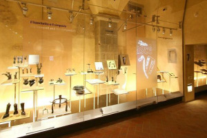 Tempo di vacanze. E allora perch&eacute; non concedersi una gita nella storia del vino? Come succede Museo dell&rsquo;Accademia Etrusca e della Citt&agrave; di Cortona, che dedica un percorso al banchetto e al simposio, con una storia che parte pi&ugrave; di 2.000 anni fa