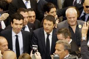 &lsquo;&lsquo;Il problema non gli &egrave; i bere, gli &egrave; i ribere&rsquo;&rsquo;. Il ciclone Renzi si abbatte su Vinitaly e, in un bagno di folla, tra strette di mano, saluti e &lsquo;&lsquo;selfie&rsquo;&rsquo;, c&rsquo;&egrave; stato anche il tempo per un brindisi a Castello Banfi, azienda leader di Montalcino