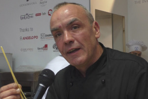 Una ricetta semplice, come quella della tradizione da cui nasce, diventata simbolo della cultura culinaria del Belpaese: spaghetti, guanciale, pepe, pelati e pecorino, gli ingredienti dell&rsquo;Amatriciana. Emblema di un territorio in ginocchio