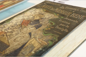 55 libri di cucina che ripercorrono la storia d&rsquo;Italia dai primi del &rsquo;900 al nuovo millennio, per un ricavato di 5.000 euro, devoluto all&rsquo;Aircam: ecco &ldquo;Come eravamo Golosi&rdquo;, l&rsquo;asta organizzata dall&rsquo;editore Guido Tommasi al Taste di scena a Firenze