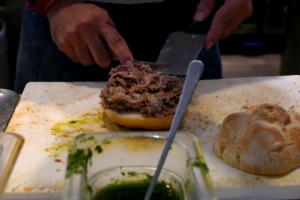 La Toscana del cibo e del vino, che va dall&rsquo;arte di arrangiarsi del popolo alla nobilt&agrave; di Caterina de Medici, delle ricette di casa alla convivialit&agrave; semplice e diretta: ecco la &ldquo;La Toscana di Ruffino&rdquo;. Non un libro di cucina, ma un libro di &ldquo;fiabe&rdquo;