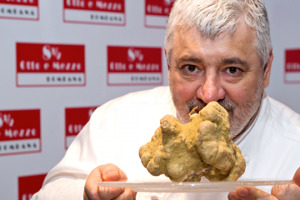 Tra Italia e Asia, lo chef Umberto Bombana, unico italiano tristellato Michelin all'estero, con il mitico Otto e Mezzo Bombana di Hong Kong, al n. 60 della &ldquo;World&rsquo;s 50 Best Restaurants&rdquo; 2017 si racconta a WineNews