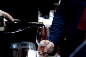 Seguire le lusinghe del mercato, e di un successo recente legato anche ad uno stile di vini pi&ugrave; morbidi, o recuperale la storicit&agrave; del territorio fatta di prodotti pi&ugrave; eleganti? Se ne discute in Valpolicella, in particolare sull&rsquo;Amarone ...