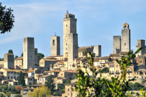 La Vernaccia ha una storia che affonda le proprie radici nel XIII secolo e si intreccia da sempre con quella di San Gimignano, citt&agrave; delle torri. A WineNews, il direttore del Consorzio della Vernaccia Stefano Campatelli e la presidente Letizia Cesani