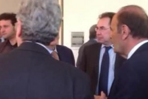 &Egrave; arrivato anche il momento dell&rsquo;esordio di Massimo D&rsquo;Alema nel mondo del vino: l&rsquo;ex Presidente del Consiglio e, pi&ugrave; recentemente, del Copasir, lasciati ormai gli impegni politici diretti veste quelli di vignaiolo e presenta il suo primo vino