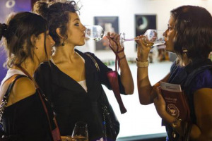 Riportare i giovani a contatto con il vino anche attraverso la cucina, e tornare a parlare delle eccellenze nel piatto e in bottiglia, e del lavoro che c&rsquo;&egrave; dietro, nel modo giusto, semplice ma non banale