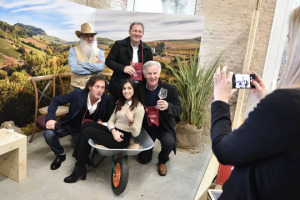 La Cooperazione del vino si racconta, con le storie di oltre 148.000 soci viticoltori: da Vi.Vite, immagini e parole di Ruenza Santandrea (Alleanza Cooperative), Riccardo Cotarella (Assoenologi) Attilio Scienza (Universit&agrave; di Milano) e delle cantine