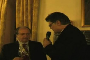 &lsquo;&lsquo;Anche in un Natale segnato dalla crisi, c&rsquo;&egrave; sempre la possibilit&agrave; di mangiare bene spendendo il giusto, mettendo da parte la sperimentazione a favore della tradizione&rsquo;&rsquo;. Cos&igrave; Enzo Vizzari, curatore de &lsquo;&lsquo;I Ristoranti d&rsquo;Italia&rsquo;&rsquo; de L&rsquo;Espresso