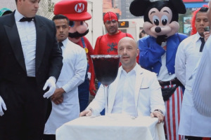 Il discusso fenomeno virale dell&rsquo;&ldquo;Ice Bucket Challenge&rdquo; diventa &ldquo;Wine Bucket Challenge&rdquo;. Con Joe Bastianich, che aderisce cos&igrave; alla campagna di sensibilizzazione per la ricerca sulla Sla, &ldquo;nominando&rdquo; Oscar Farinetti e Maurizio Crozza