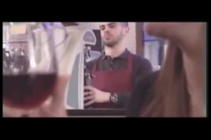 Vino al bicchiere, ancora di salvezza per ristoranti e wine bar nei mercati in calo, motore di crescita per quelli in cui si beve di pi&ugrave;. Anche grazie alla tecnologia (spesso italiana), che permette di servire anche vini di altissima qualit&agrave;