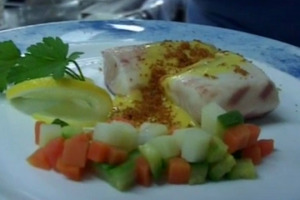 Per chiudere il 2014 in bellezza, &egrave; importante portare a tavola le pietanze giuste, magari un piatto stellato, come la spigola sottovuoto con maionese e bottarga, presentata a WineNews da uno chef d&rsquo;eccezione, Luciano Zazzeri (La Pineta)