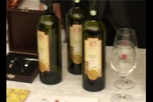 Il vino &egrave; fatto di realt&agrave; piccole e grandi. Cosa le accomuna? Giancarlo Gariglio (Slow Food): &lsquo;&lsquo;tutte sono ingabbiate da un sistema burocratico pesante, e tutte, dai piccoli artigiani alle grandi cantine, devono tener conto della eco-sostenibilit&agrave;&rsquo;&rsquo;