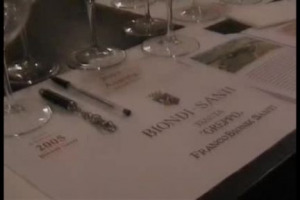 Quando il mondo del vino regala emozioni ... A chi sa cogliere il magico connubio di profumi che pervade la cantina del Greppo all&rsquo;apertura delle grandi botti di Brunello di Montalcino Biondi Santi