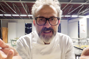 &ldquo;7-8 anni fa dicevo: Eataly &egrave; una &ldquo;cattedrale&rdquo; del 21esimo secolo. La gente viene in pellegrinaggio ad assaggiare i grandi i prodotti italiani&rdquo;. Gli auguri speciali per i 10 anni della creatura di Farinetti dallo chef n. 1 al mondo, Massimo Bottura