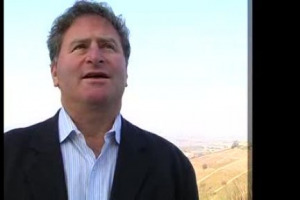 Winemaker di Napa Valley in California, ex enologo di Ca&rsquo; Del Bosco, Brian Larky &egrave; a capo di &lsquo;&lsquo;Dalla Terra&rsquo;&rsquo;, una delle societ&agrave; import di vino al top negli Stati Uniti per volume di vendite, che vanta 17 tra le migliori etichette nostrane