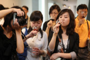 L&rsquo;Asia, Cina in testa, &egrave; una delle grandi speranza del vino mondiale. E l&rsquo;Italia non fa eccezione. A &lsquo;&lsquo;Buy Wine&rsquo;&rsquo; abbiamo incontrato buyer da tutto il &lsquo;&lsquo;Continente&rsquo;&rsquo;, per saper come va il vino italiano e toscano, con le sue tante denominazioni