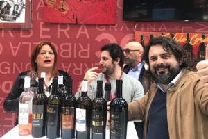 Dal calcio al vino, senza cambiare obiettivo: fare la squadra più forte di sempre. È la storia di Fabio Cordella, direttore sportivo e produttore di vino in Salento, raccontata a WineNews insieme a Sofia Biancolin, presidente dei sommelier tedeschi Dal calcio al vino, senza cambiare obiettivo: fare la squadra più forte di sempre. È la storia di Fabio Cordella, direttore sportivo e produttore di vino in Salento, raccontata a WineNews insieme a Sofia Biancolin, presidente dei sommelier tedeschi