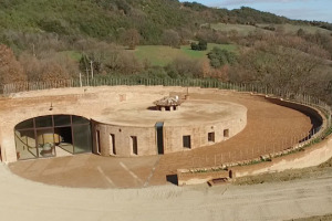 Dentro la nuova “Cantina Aurea” di Podere Le Ripi, a Montalcino, di Francesco Illy: 750.000 mattoni posati secondo le regole di costruzione degli antichi romani, “per cercare l’armonia che ci sta attorno” tra i filari del Brunello