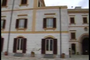 La fortuna del Marsala? Si deve ad un ricco commerciante di Liverpool, Johnny Woodhouse, che nel 1773, dopo una tempesta, invece che a Mazara del Vallo, approd&ograve; con la sua nave sulle coste di Marsala, scoprendo un vino eccezionale