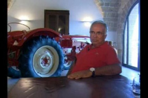 Cosa spinge un imprenditore del commercio di grandi auto di lusso a darsi alla produzione vinicola? La storia di Beppe di Maria, alla guida di uno dei concessionari Porsche pi&ugrave; importanti d&rsquo;Italia, e della cantina Carvinea, in terra di Puglia