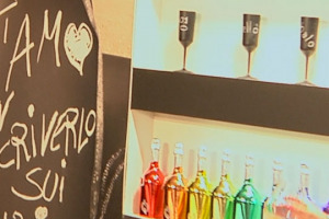 Il Lambrusco &egrave; uno dei vini del momento, sta riscoprendo mercati importanti e si pu&ograve; permettere bottiglie, packaging e forme di comunicazione pi&ugrave; scanzonate rispetto ad altri vini. E la cantina leader Ceci esplora nuove frontiere ...