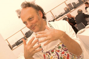 Giacomo Leopardi a soli 11 anni compose una poesia nella quale manifestava tutta la sua avversione nei confronti della Minestra. Moreno Cedroni prima interpreta &ldquo;A Morte la minestra&rdquo; poi propone ai suoi ospiti un particolare sushi letterario