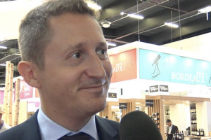Il presente ed il futuro di Vinexpo e del vino nello scacchiere mondiale, con l&rsquo;Italia protagonista ma con tanti competitor e tanto lavoro da fare: a WineNews parla Guillaume Deglise, il dg della fiera francese, che guarda sempre pi&ugrave; all&rsquo;estero