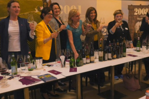 Il vino &egrave; sempre pi&ugrave; donna: il 30% delle aziende &egrave; condotto da donne, il 41% dei consumatori di vino &egrave; donna, ed anche nella cerchia dei personaggi pi&ugrave; autorevoli del mondo enoico le quote rosa sono in aumento