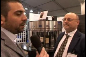 Che sia bottle sharing o vino al bicchiere, l&rsquo;esigenza &egrave; sempre quella: dividere la bottiglia con pi&ugrave; persone. Un alleato? &Egrave; &lsquo;&lsquo;Enomatic&rsquo;&rsquo;, il bancomat del vino pioniere della mescita automatica. Che continua nell&rsquo;innovazione dell&rsquo;offerta al bicchiere