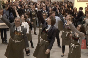 Balla che ti passa: dai ritmi tradizionali della Sicilia a musiche moderne, &egrave; successo anche questo a Vinitaly, con il &ldquo;flash-mob&rdquo; ballerino della storica cantina siciliana Tasca d&rsquo;Almerita. Con appassionati e produttori protagonisti