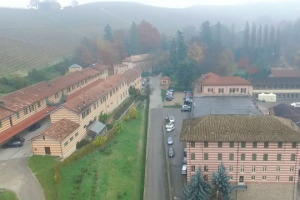 Un anfiteatro di vigneti, la villa storica della &ldquo;Bela Rosin&rdquo;, cantine cunicoli e boschi dove il vino si &egrave; intrecciato alla storia d&rsquo;Italia: in viaggio (e in volo) con WineNews nella storica tenuta di Fontanafredda, tra le pi&ugrave; belle realt&agrave; del Barolo