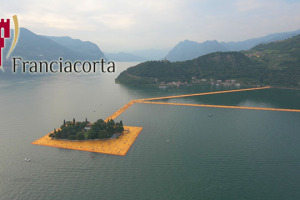 Dal cammino sulle acque del lago di Iseo su &ldquo;The Floating Piers&rdquo; di Christo, la Franciacorta inizia a riflettere sul percorso per il riconoscimento Unesco. A WineNews Francesca Moretti (ceo Gruppo Terra Moretti) e lo chef-filosofo Vittorio Fusari