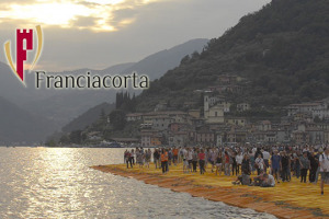 Un intero territorio in festa, grazie alla sinergia tra Consorzio e cantine, che si svela al pubblico mettendo insieme arte (con &ldquo;The Floating Piers&rdquo; di Christo), musica d&rsquo;autore, alta cucina ed eventi top: ecco il Franciacorta ... in Festival