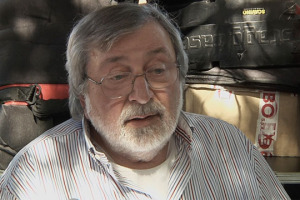 “Il vino è una delle leggende che mi trascino dietro, perché ne ho parlato nelle mie canzoni. Lo adopro, lo bevo volentieri, mi piace, ma non sono né un bevone né un ubriacone, questo sia chiaro”. A WineNews le parole del cantautore Francesco Guccini